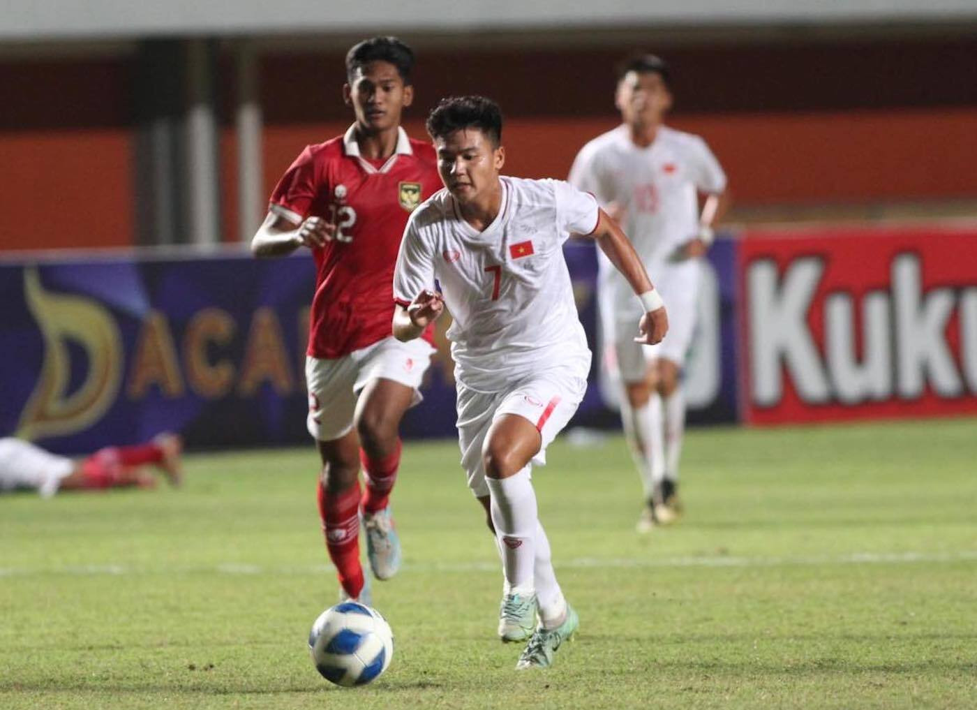 Thua U16 Indonesia, U16 Việt Nam hồi hộp chờ vé bán kết - 1
