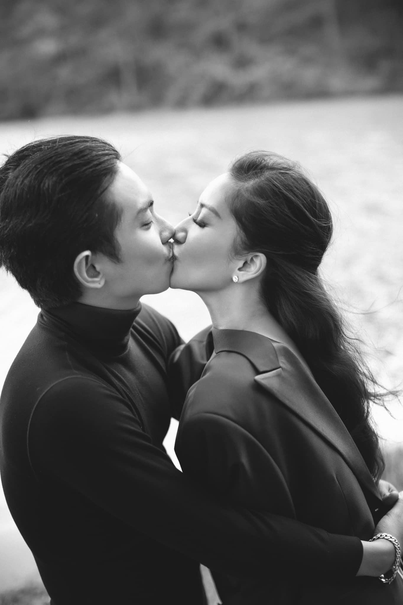 Nụ hôn của Khánh Thi, Phan Hiển khiến dân mạng phát sốt - 1