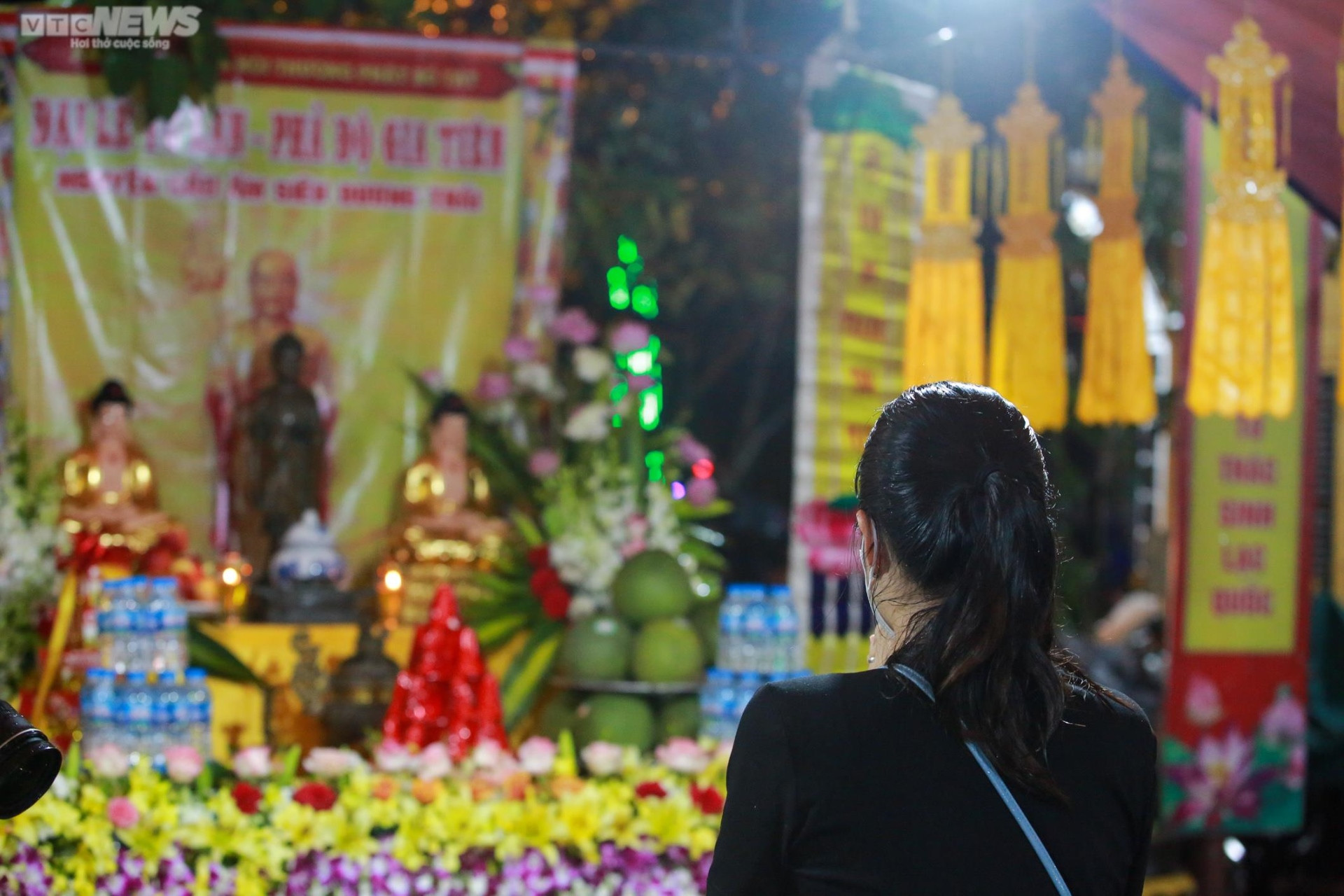 Ảnh: Người Hà Nội đội mưa dự lễ Vu lan ở chùa Phúc Khánh - 10