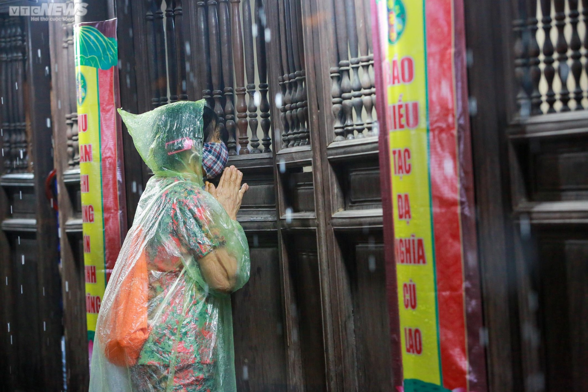 Ảnh: Người Hà Nội đội mưa dự lễ Vu lan ở chùa Phúc Khánh - 11