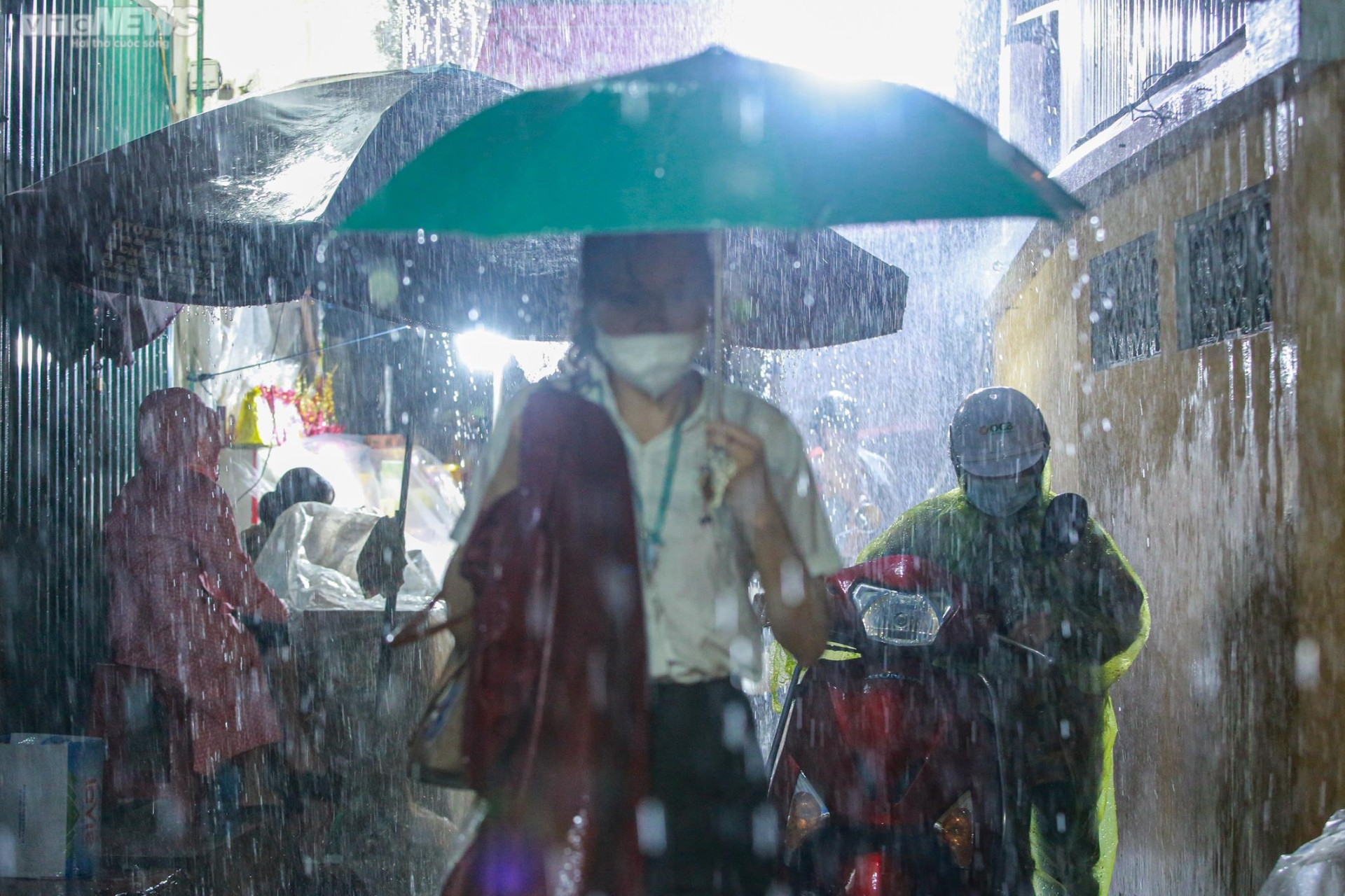 Ảnh: Người Hà Nội đội mưa dự lễ Vu lan ở chùa Phúc Khánh - 3