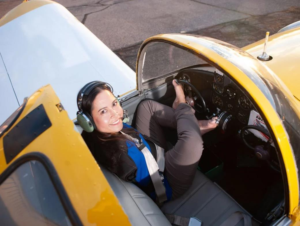 Cô gái không tay đầu tiên trở thành phi công: Chỉ mất 3 năm để chinh phục ước mơ - 4
