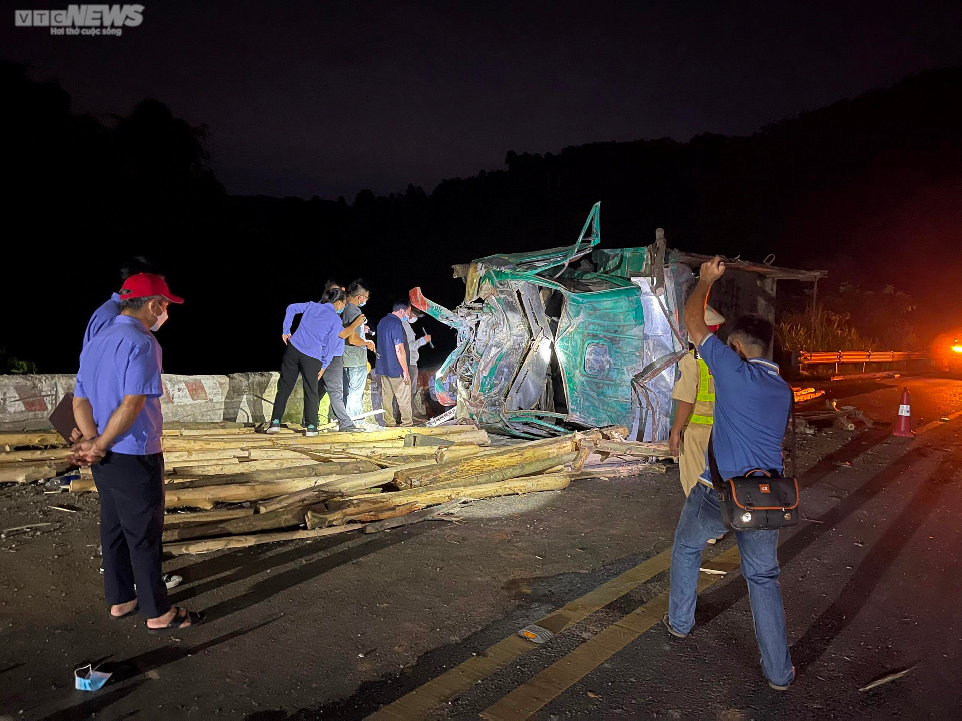 Tai nạn thảm khốc, 6 người thương vong ở Huế: Lái xe tải không làm chủ tốc độ - 1