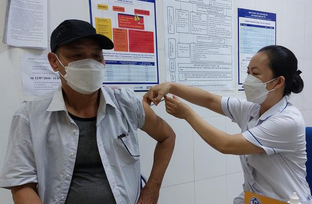 Người Hà Nội đổ xô đi tiêm, vaccine cúm A khan hiếm - 1