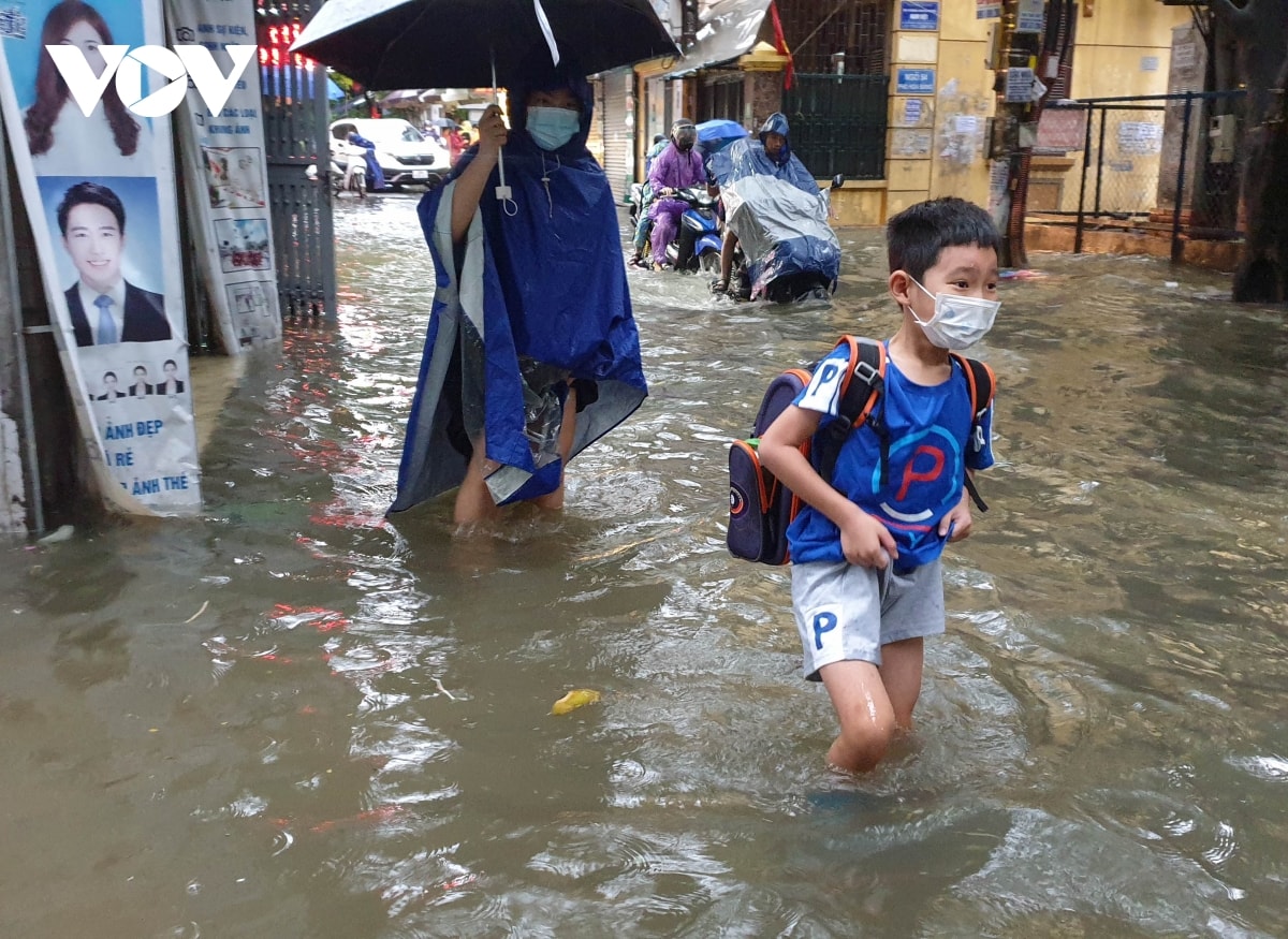 mua ca dem do anh huong bao so 2, nhieu tuyen pho o ha noi ngap sau hinh anh 1