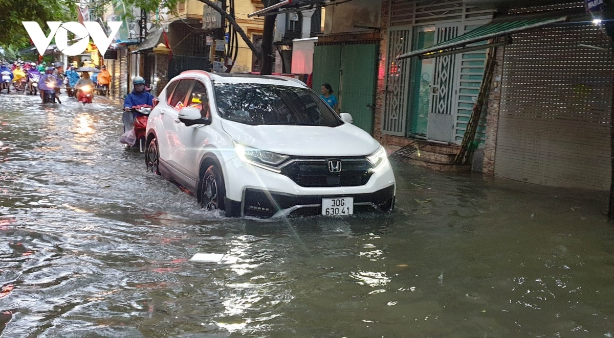 mua ca dem do anh huong bao so 2, nhieu tuyen pho o ha noi ngap sau hinh anh 9