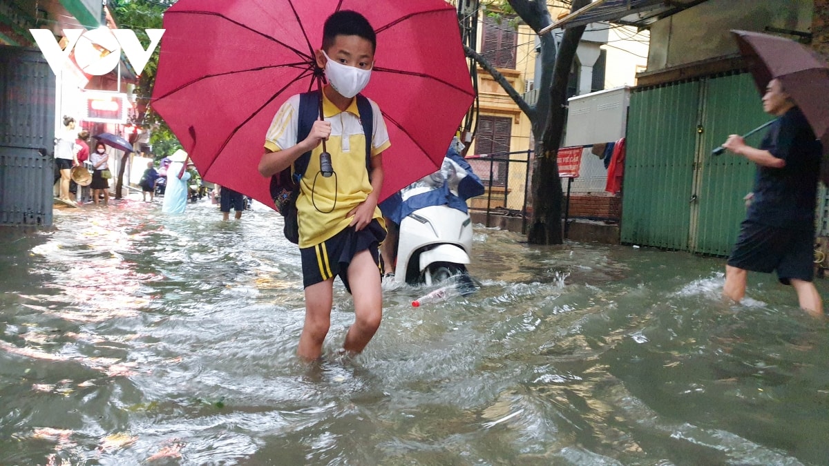 mua ca dem do anh huong bao so 2, nhieu tuyen pho o ha noi ngap sau hinh anh 6