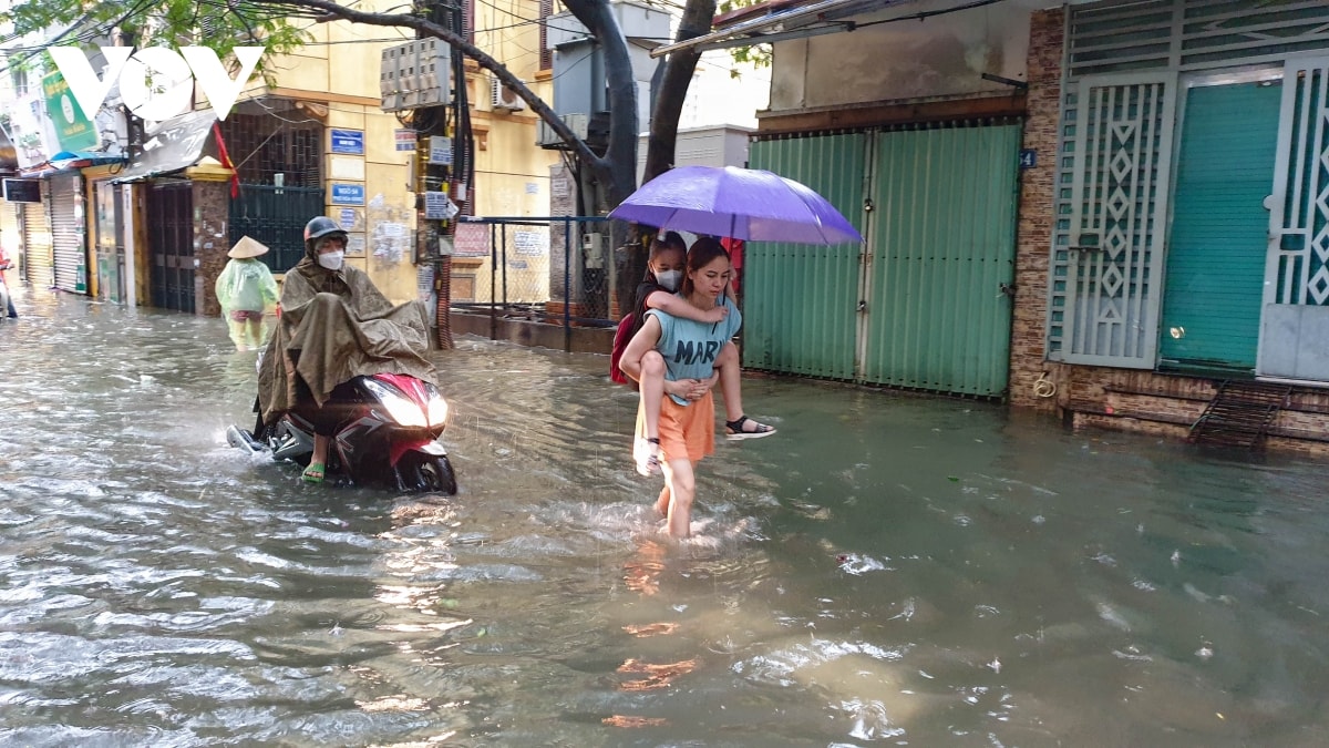 mua ca dem do anh huong bao so 2, nhieu tuyen pho o ha noi ngap sau hinh anh 7