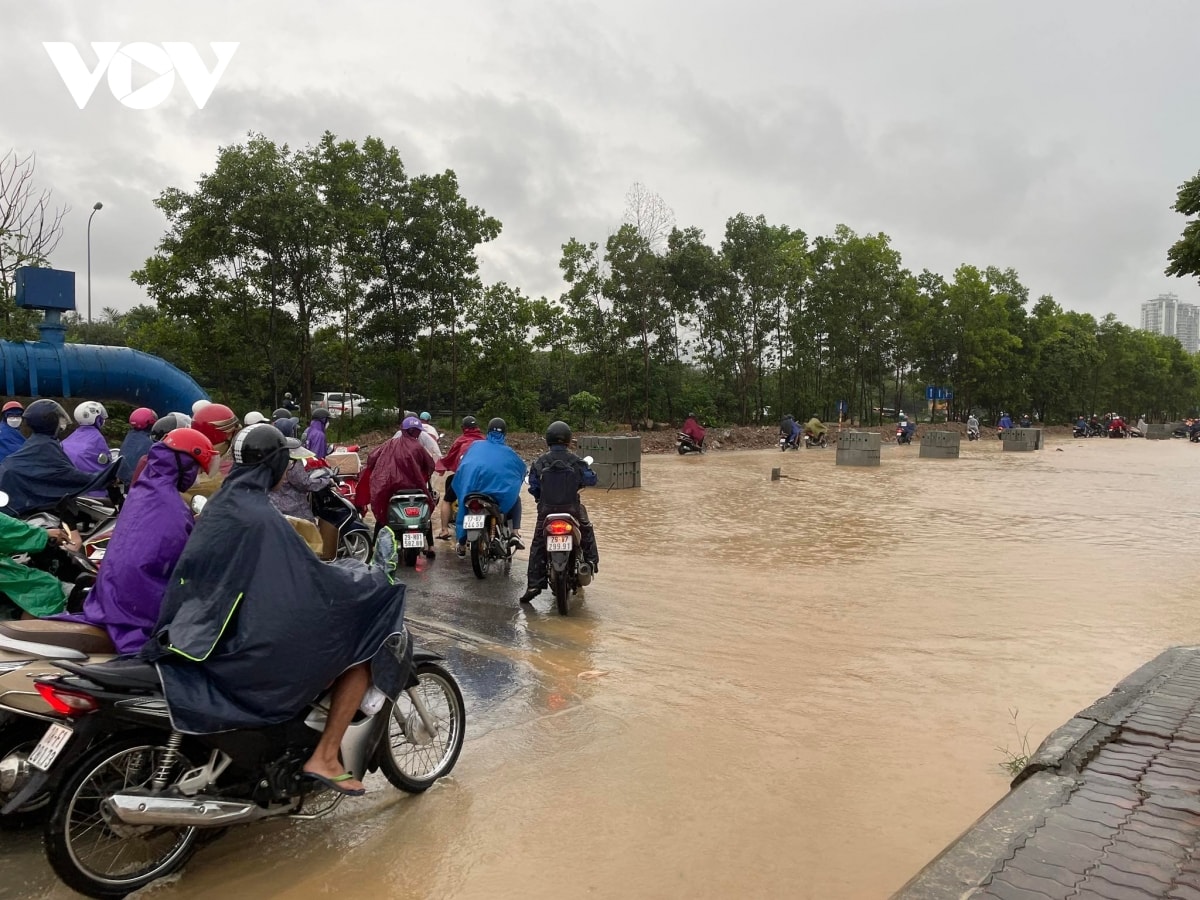 mua ca dem do anh huong bao so 2, nhieu tuyen pho o ha noi ngap sau hinh anh 4