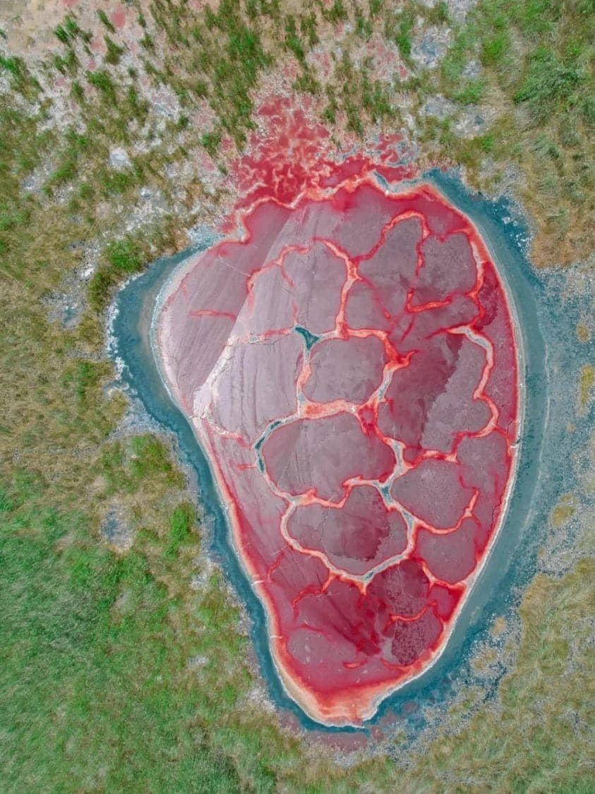 Kinh ngạc hồ nước đỏ thẫm mang hình dáng hệt như một quả tim  - 1