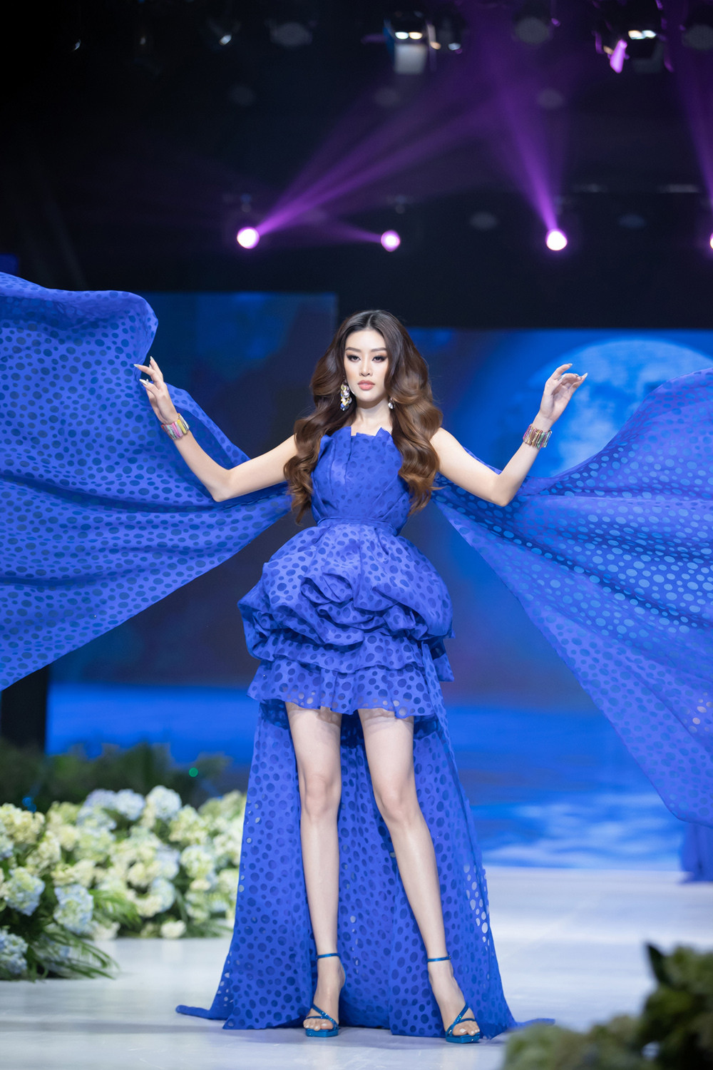 Hoa hậu Khánh Vân tái xuất sàn diễn thời trang với vị trí vedette - 6