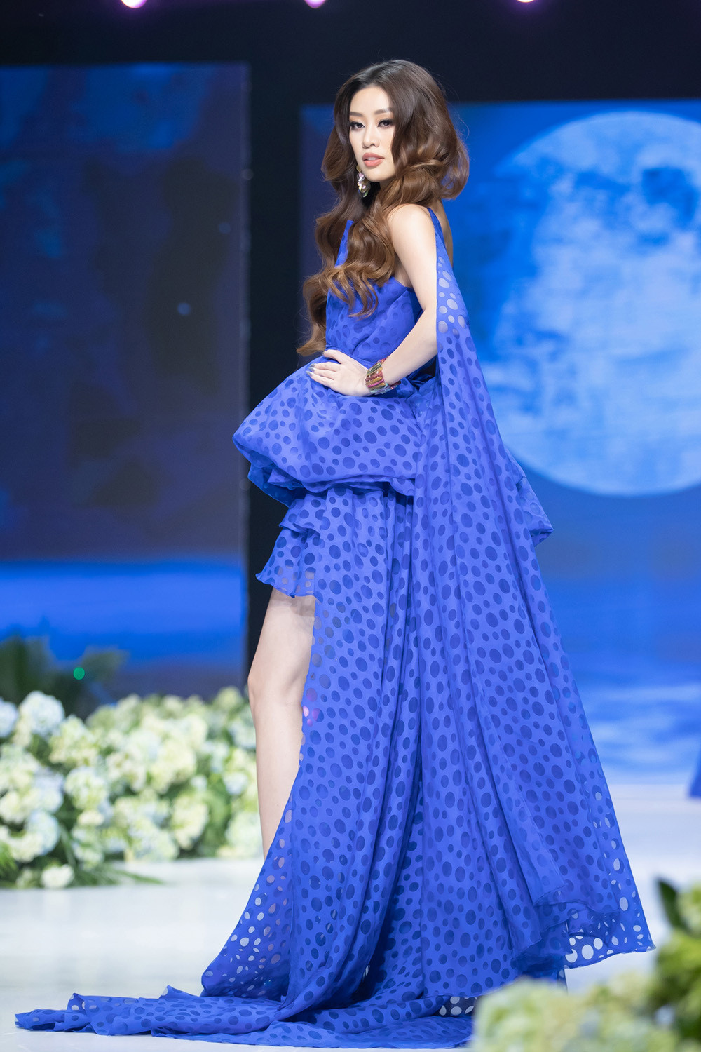 Hoa hậu Khánh Vân tái xuất sàn diễn thời trang với vị trí vedette - 4