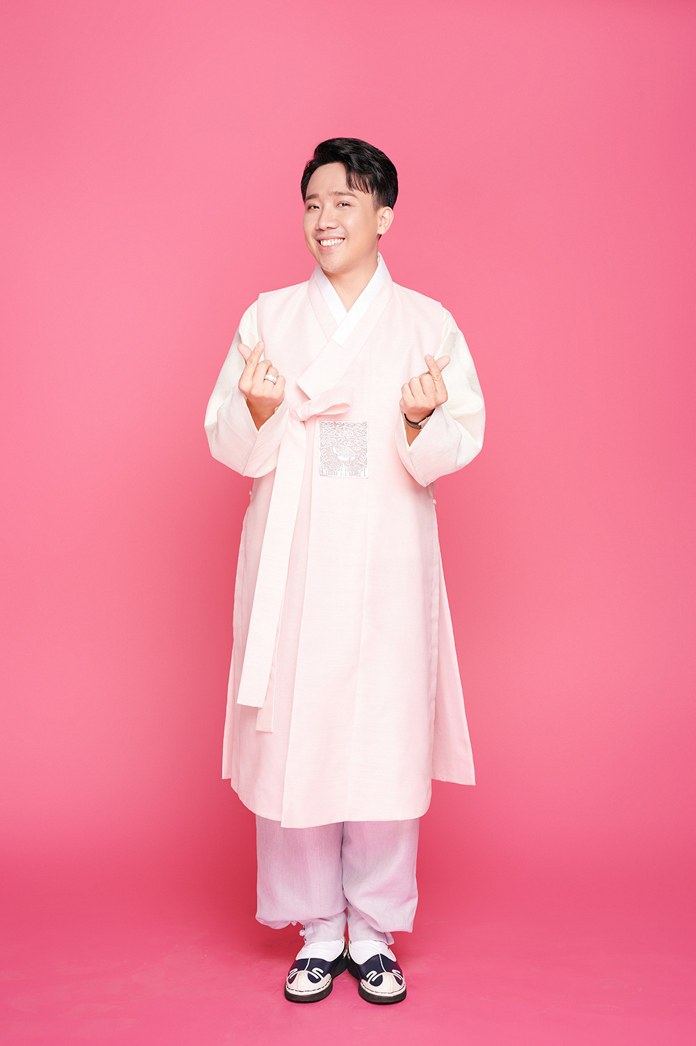 Vợ chồng Hari Won - Trấn Thành cười tươi rói trong trang phục hanbok - 5