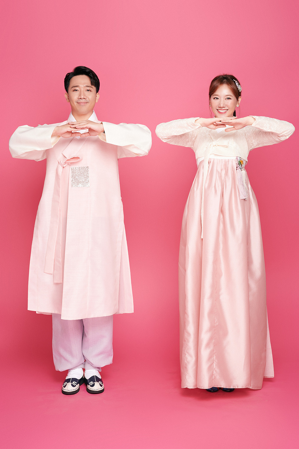 Vợ chồng Hari Won - Trấn Thành cười tươi rói trong trang phục hanbok - 4