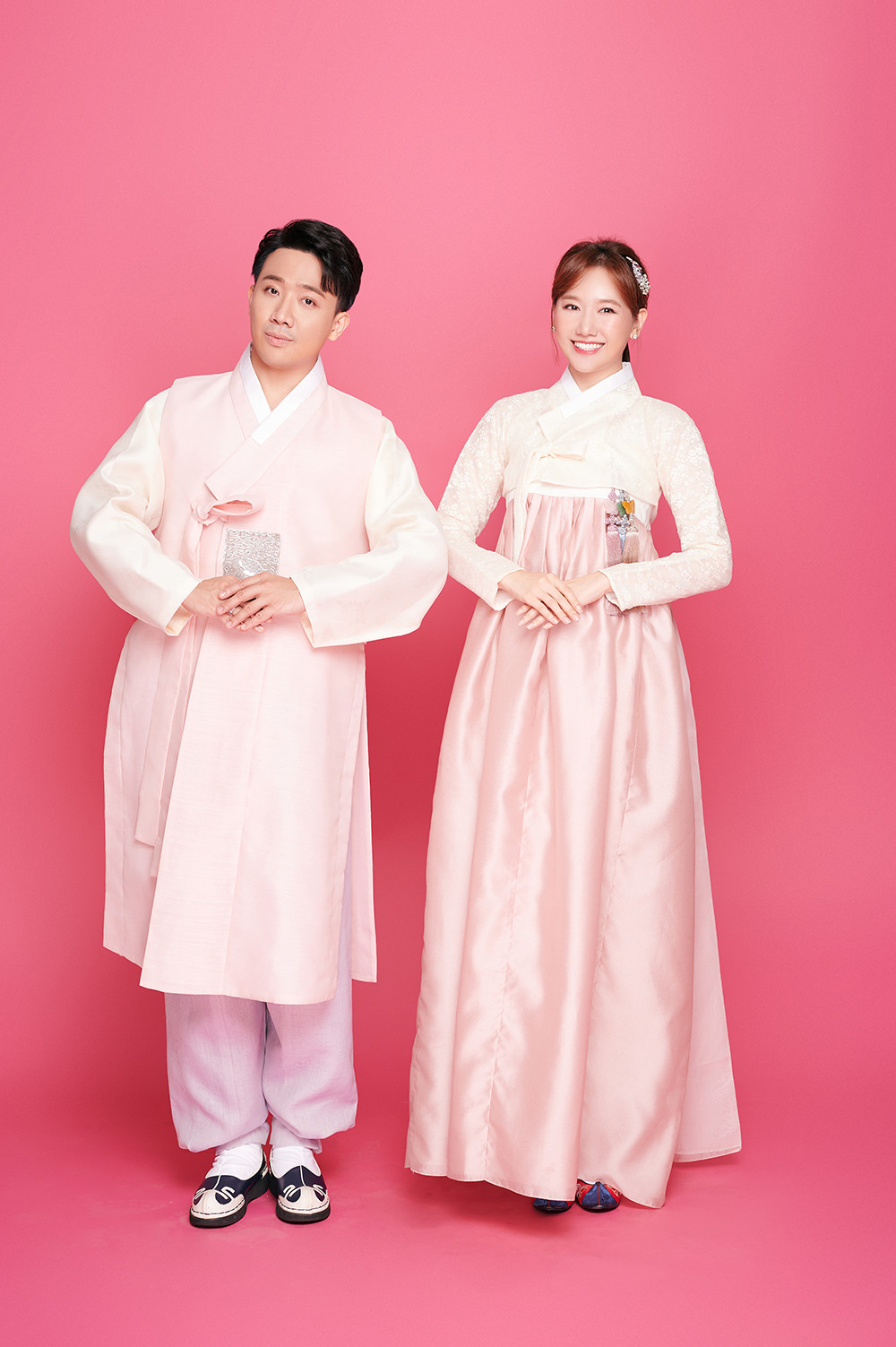Vợ chồng Hari Won - Trấn Thành cười tươi rói trong trang phục hanbok - 1