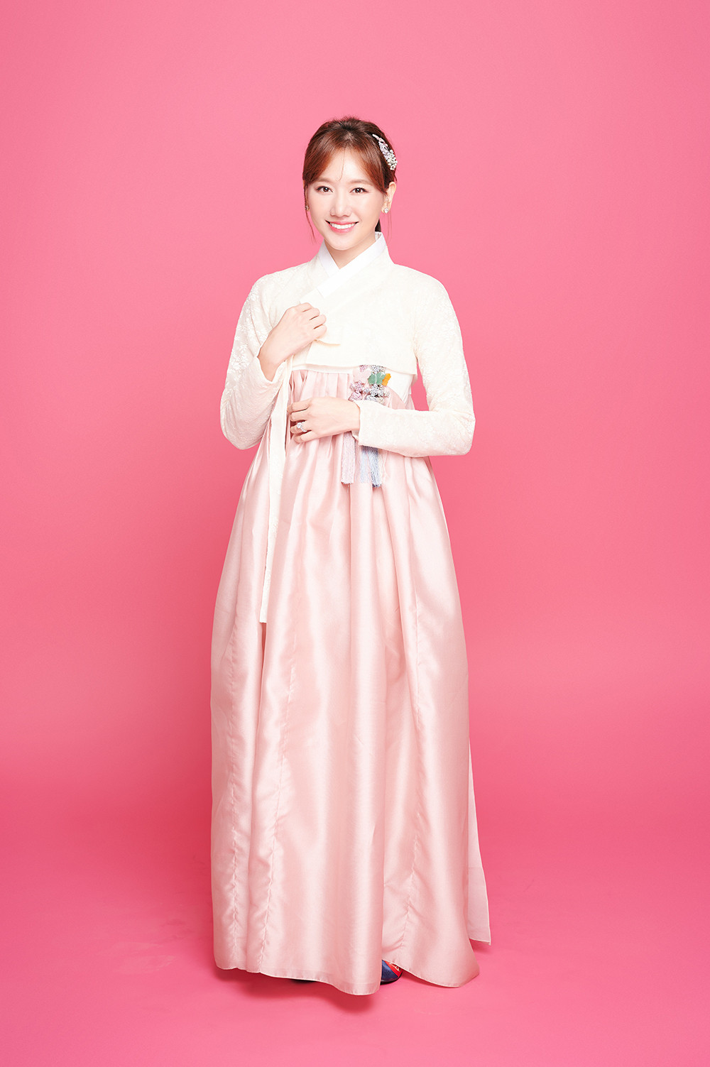 Vợ chồng Hari Won - Trấn Thành cười tươi rói trong trang phục hanbok - 2