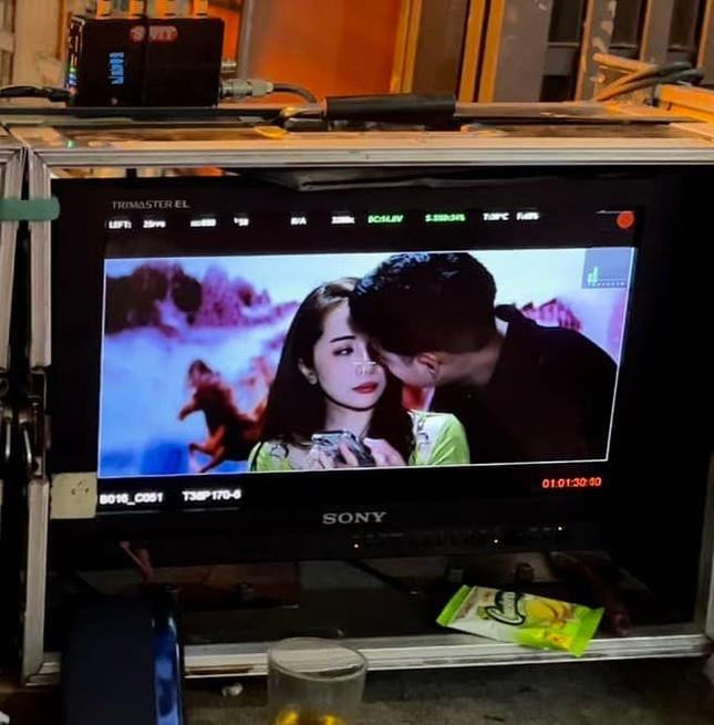 Cảnh hôn 'cháy màn hình' với Quỳnh Nga khiến Minh Hoàng phải xoa dịu bạn gái - 5