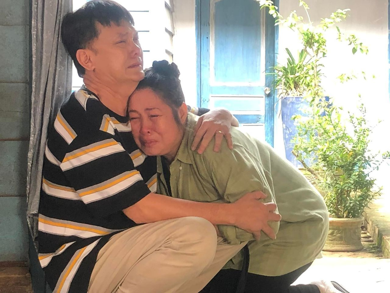 Sao Việt 24/8: Ngồi giữa đống hàng hiệu, Nathan Lee than thở 'không mua được gì' - 11