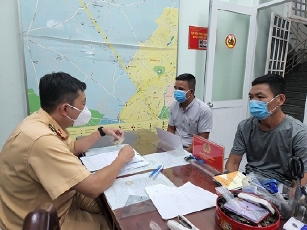 xử phạt tài xế xe khách hành xử thiếu văn minh sau va chạm giao thông hình ảnh 1 xu phat tai xe xe khach hanh xu thieu van minh sau va cham giao thong hinh anh 1