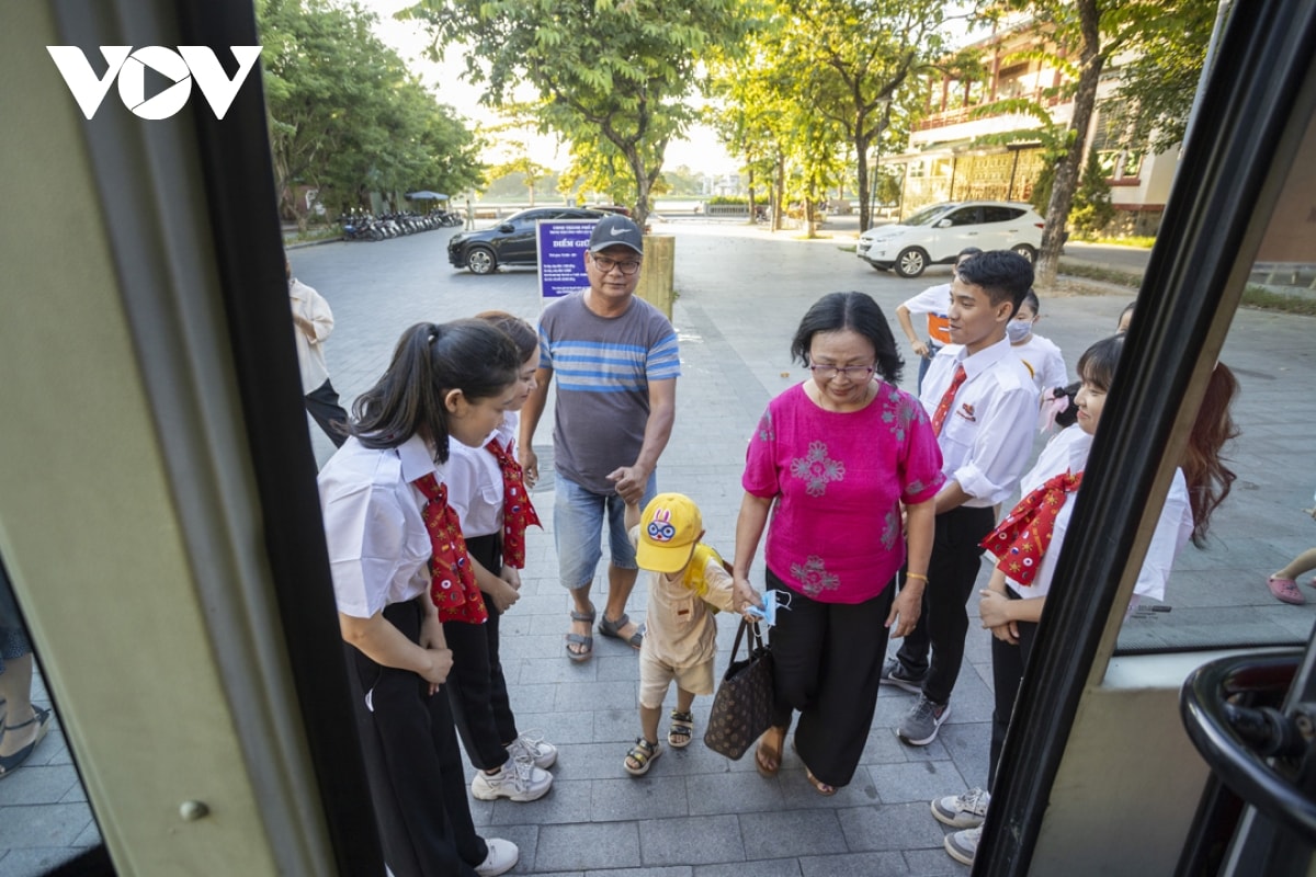 vi vu ngam hue tren xe bus 2 tang hinh anh 11