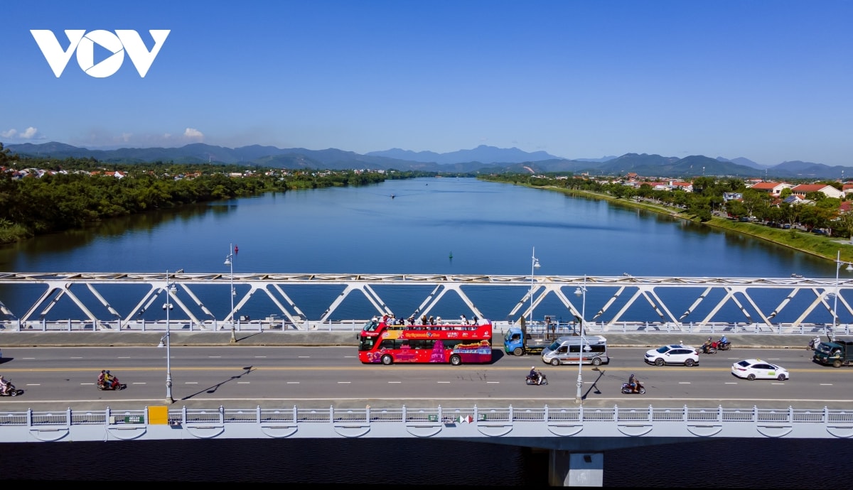 vi vu ngam hue tren xe bus 2 tang hinh anh 14