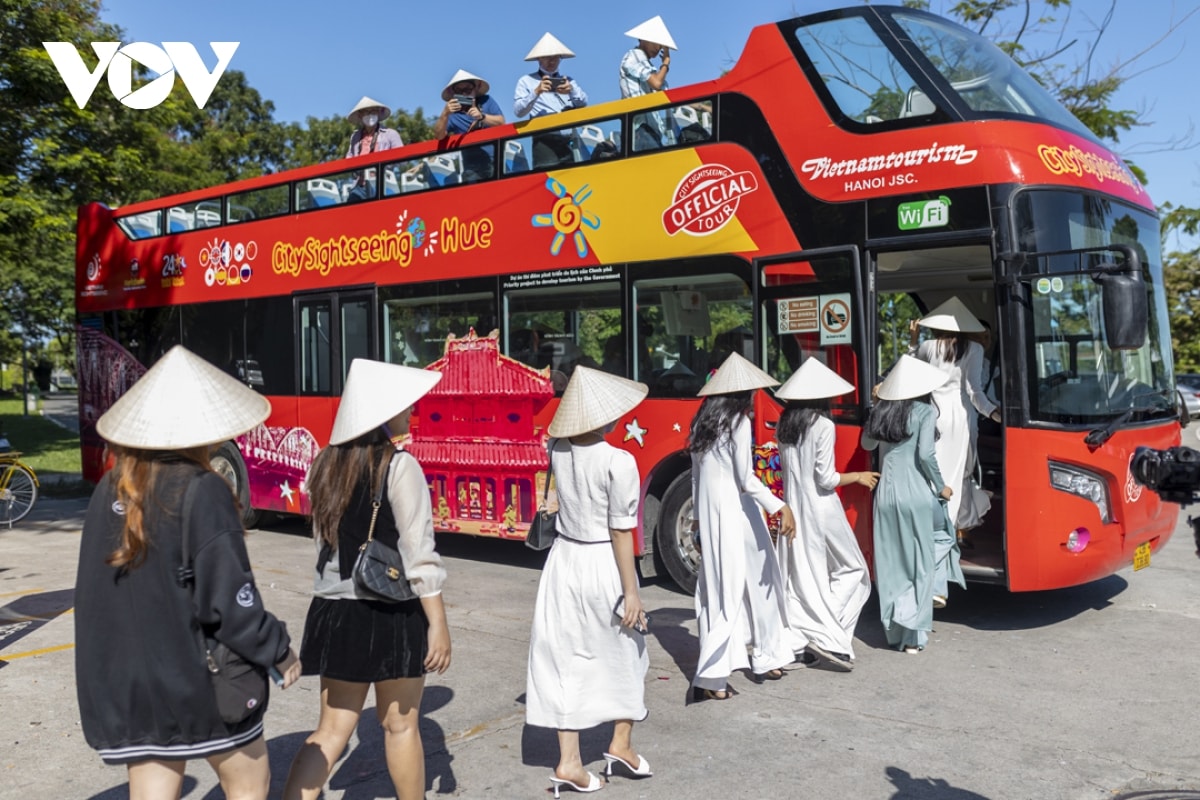 vi vu ngam hue tren xe bus 2 tang hinh anh 2