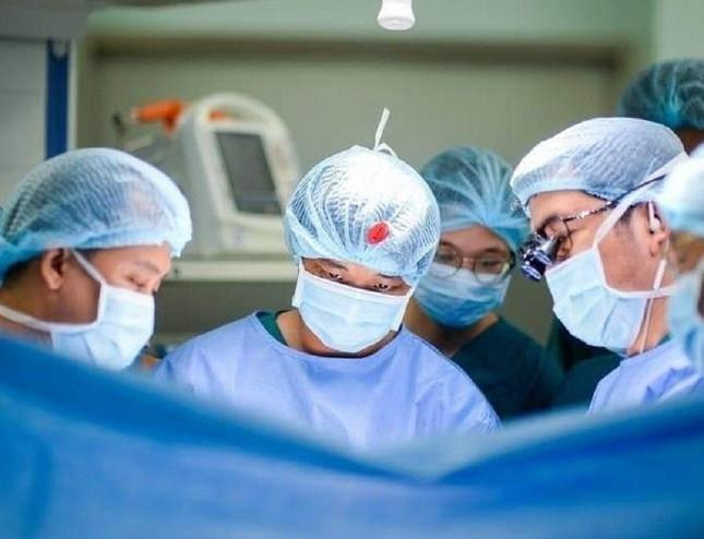 Gắp dị vật trong vùng kín bé gái 5 tuổi - 1