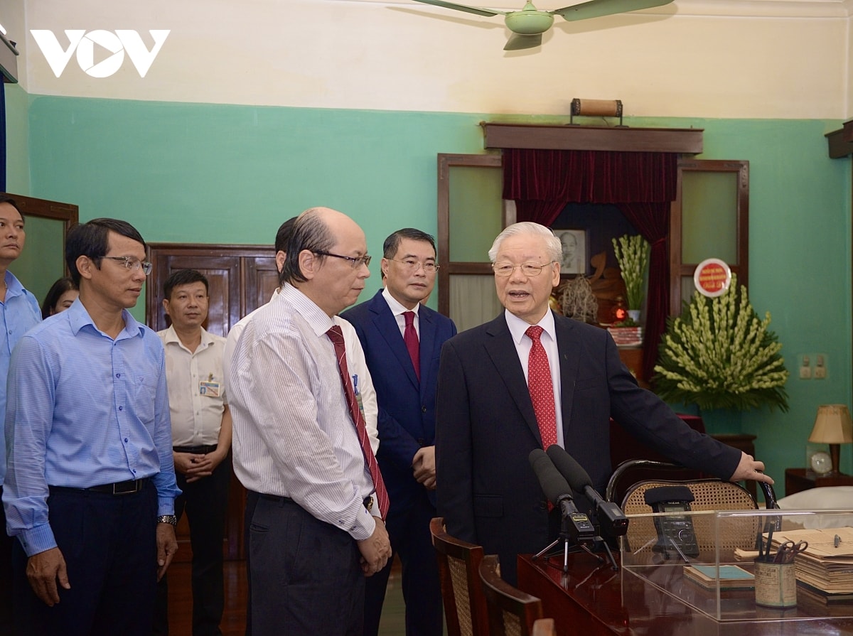 tổng bí thư dâng hương tưởng niệm chủ tịch hồ chí minh tại nhà 67 hình ảnh 3 tong bi thu dang huong tuong niem chu tich ho chi minh tai nha 67 hinh anh 3