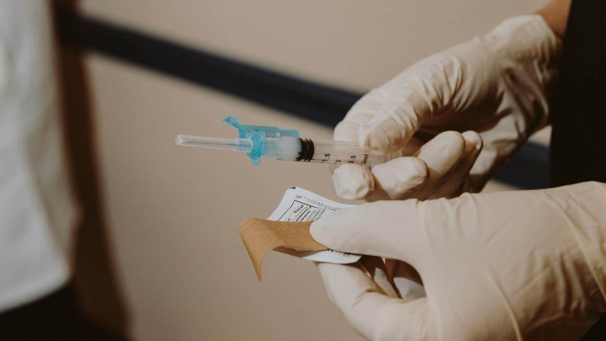 Những vaccine đặc hiệu đầu tiên chống Omicron được cấp phép tại EU - 1