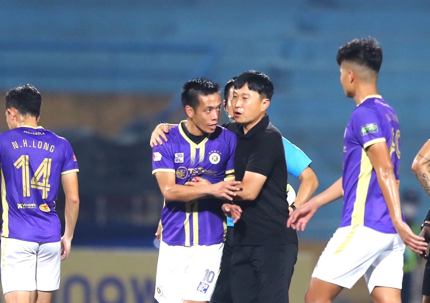 HLV Hà Nội FC phát ngôn gây sốc: Khi thắng, chúng tôi bị nói 'mua trọng tài'