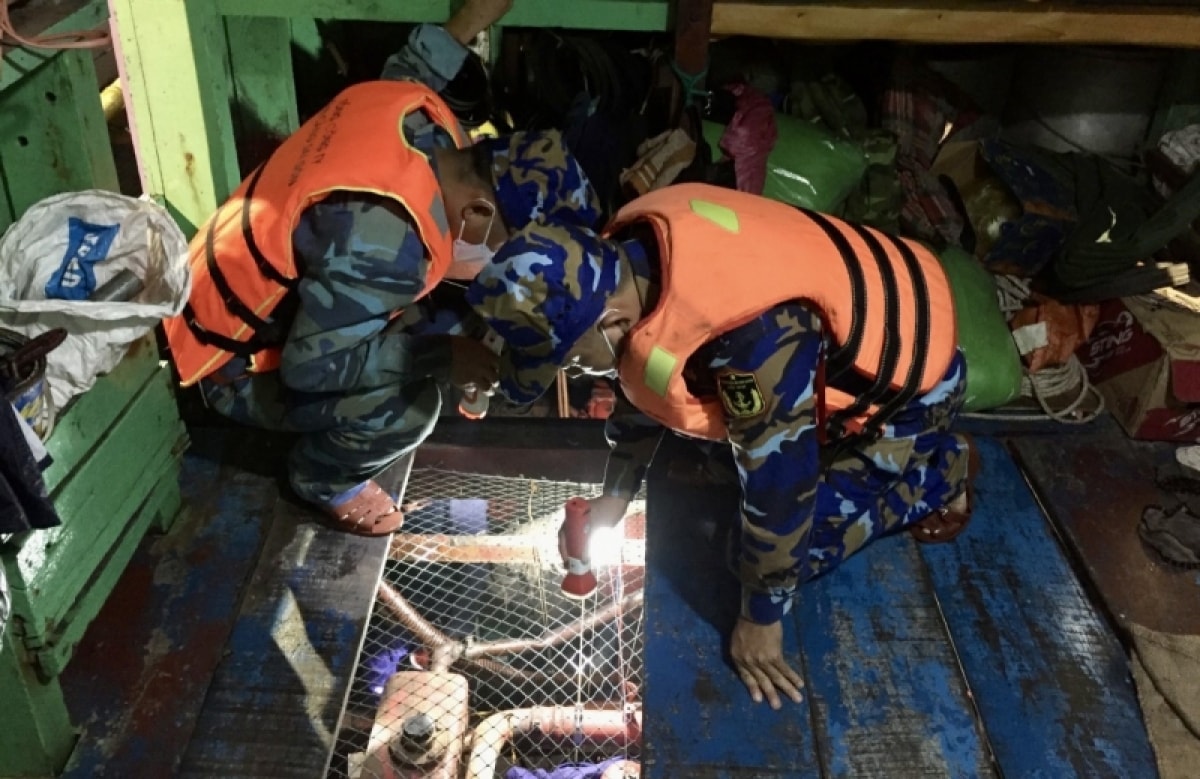 cứu tàu cá phú yên mắc cạn tại khu vực trường sa hình ảnh 2 cuu tau ca phu yen mac can tai khu vuc truong sa hinh anh 2
