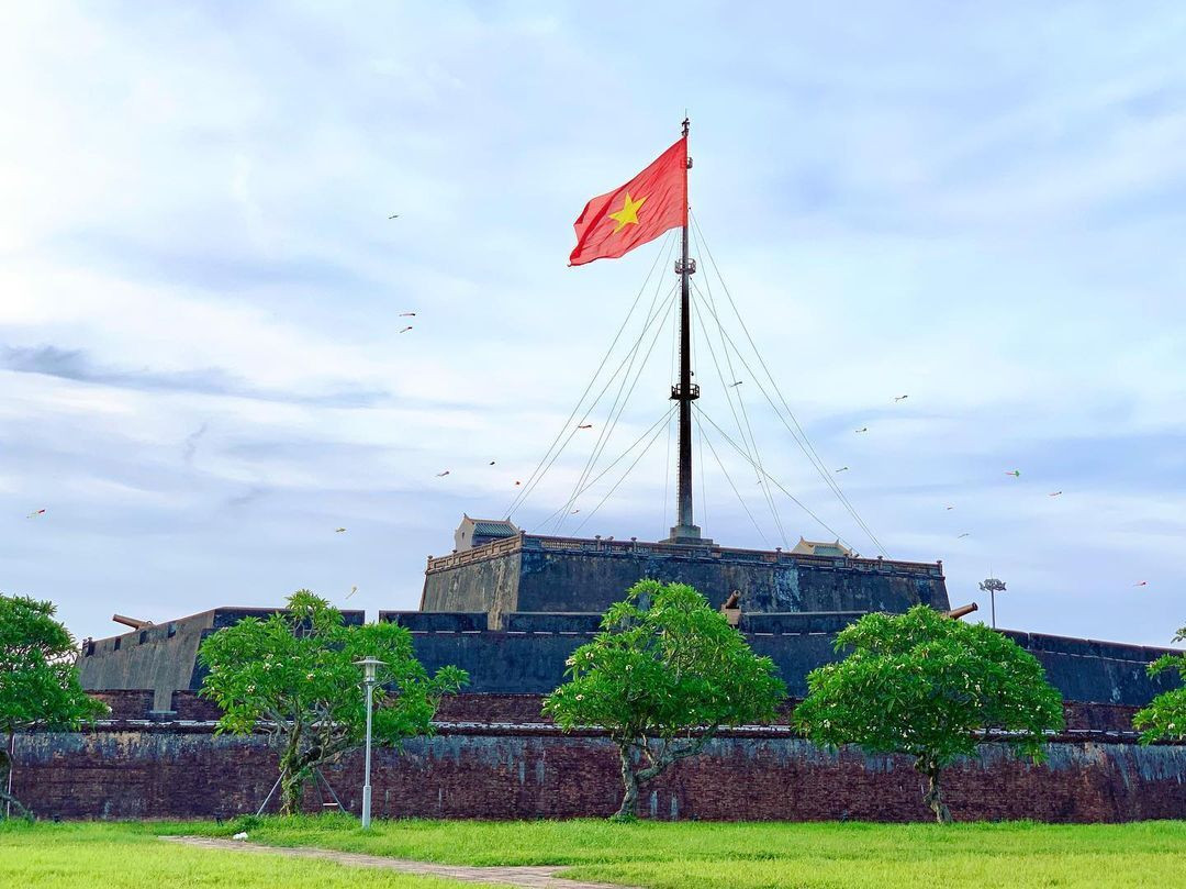 Tự hào chiêm ngưỡng 5 cột cờ kiêu hãnh tung bay dọc mảnh đất Việt Nam  - 5
