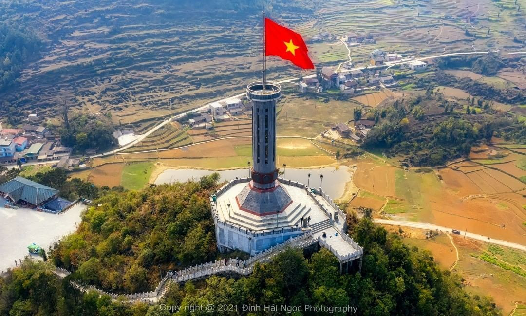 Tự hào chiêm ngưỡng 5 cột cờ kiêu hãnh tung bay dọc mảnh đất Việt Nam  - 1