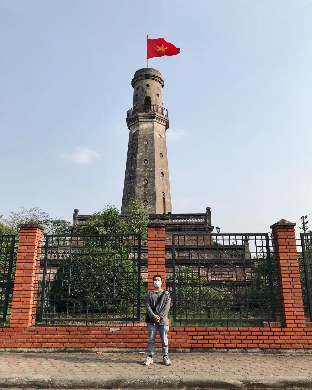 Tự hào chiêm ngưỡng 5 cột cờ kiêu hãnh tung bay dọc mảnh đất Việt Nam  - 8