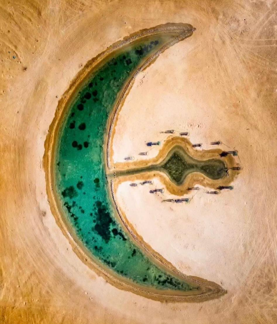 Vẻ ấn tượng của hồ nước hình trăng khuyết lọt thỏm giữa sa mạc cằn cỗi