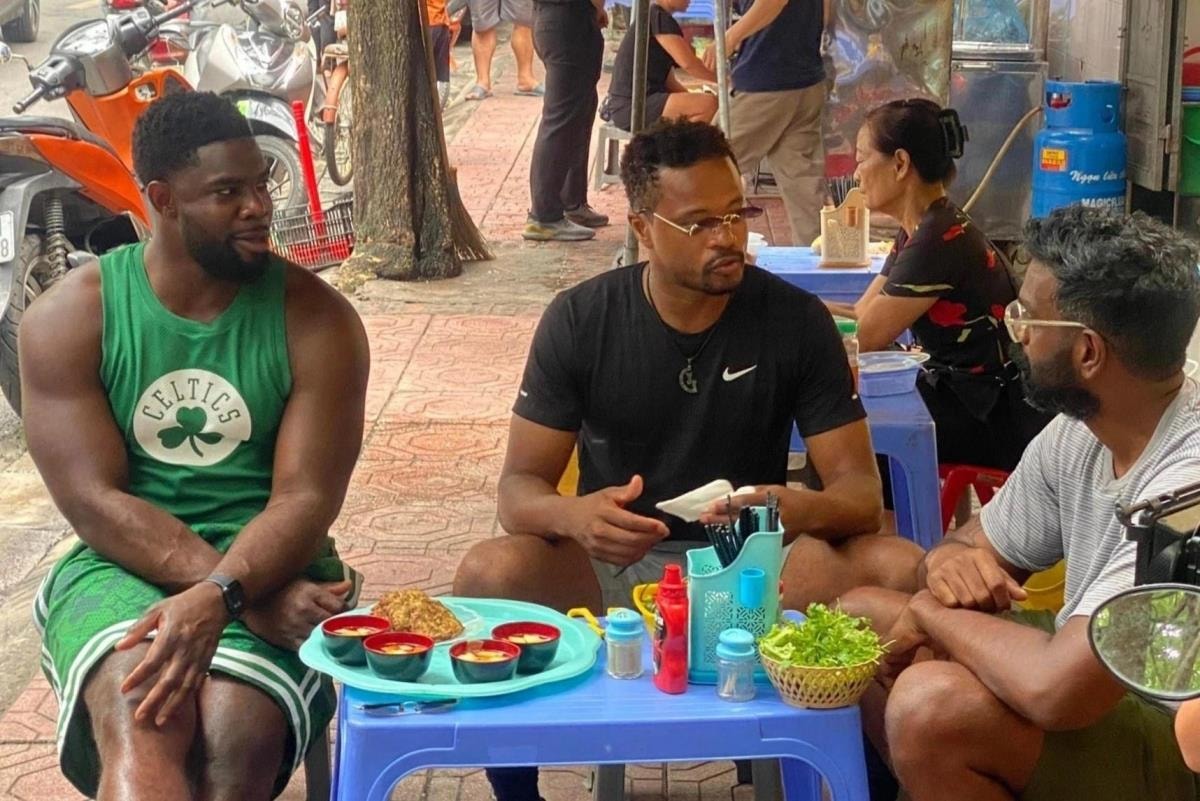 Patrice Evra ăn ở quán vỉa hè Hà Nội