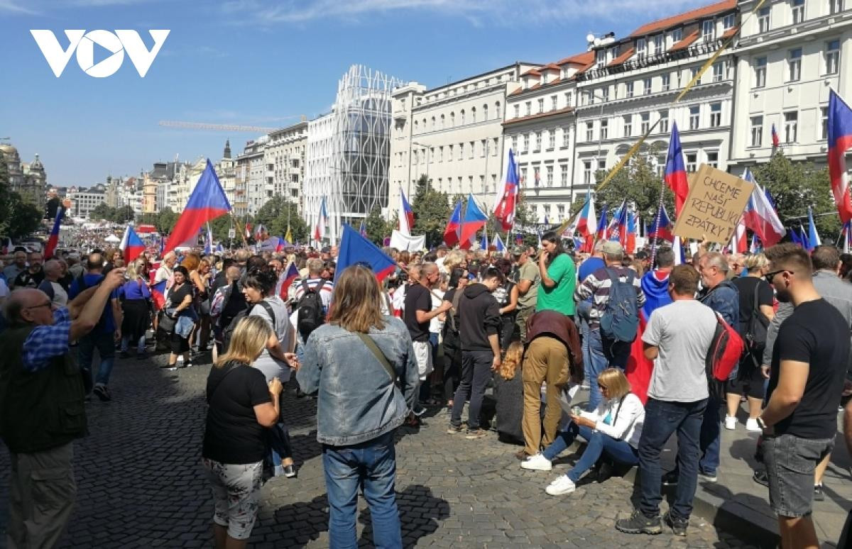 70.000 người biểu tình phản đối chính phủ Séc - 1