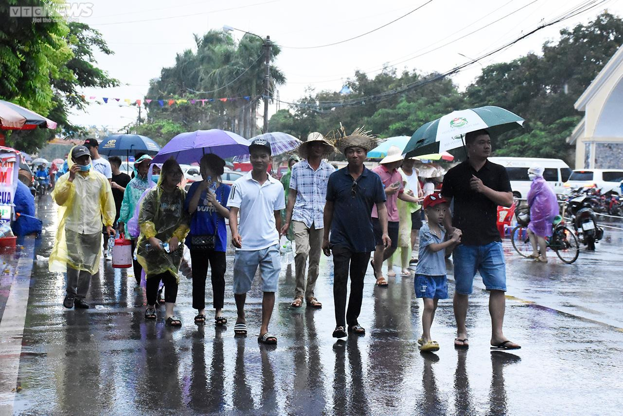 Vạn người đội mưa, chen chân về xem Lễ hội chọi trâu Đồ Sơn, Hải Phòng - 3