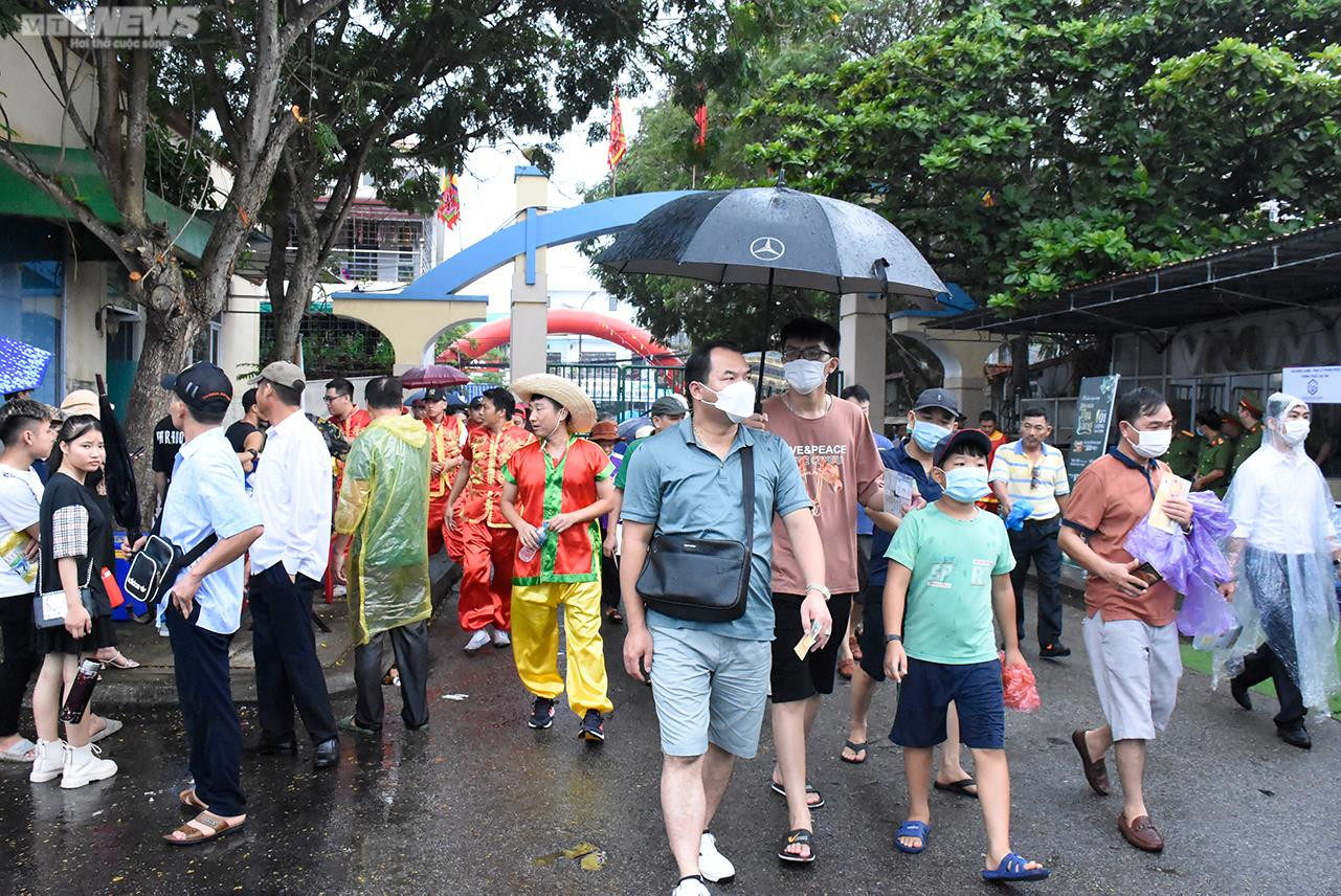 Vạn người đội mưa, chen chân về xem Lễ hội chọi trâu Đồ Sơn, Hải Phòng - 10