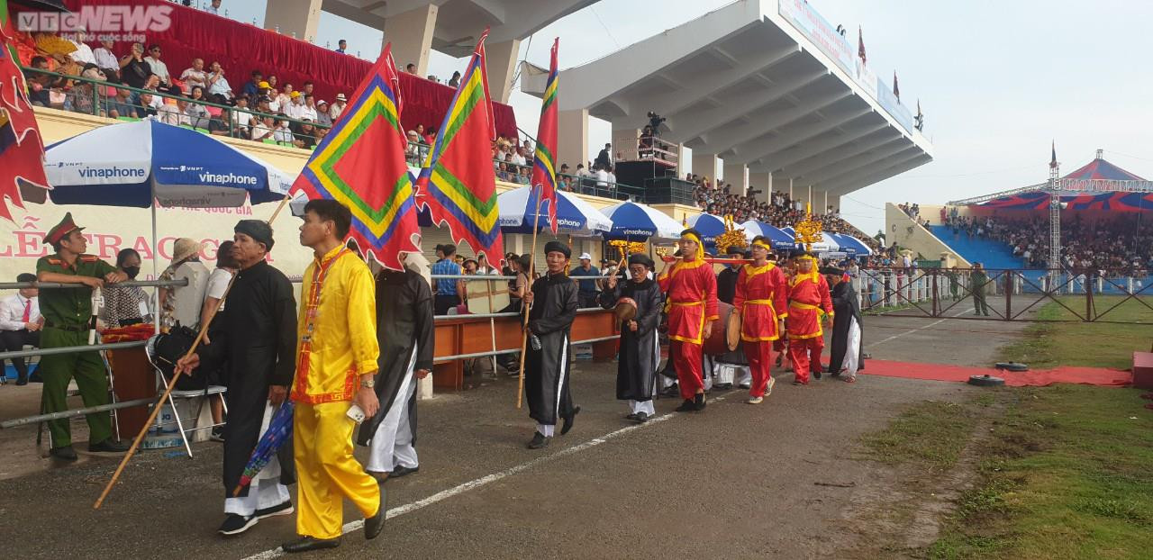 Vạn người đội mưa, chen chân về xem Lễ hội chọi trâu Đồ Sơn, Hải Phòng - 2