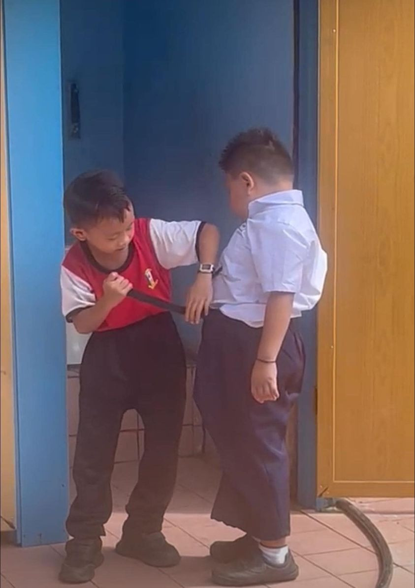 Hành động của hai cậu bé lớp 1 trước cửa nhà vệ sinh khiến dân mạng 'tan chảy' - 1