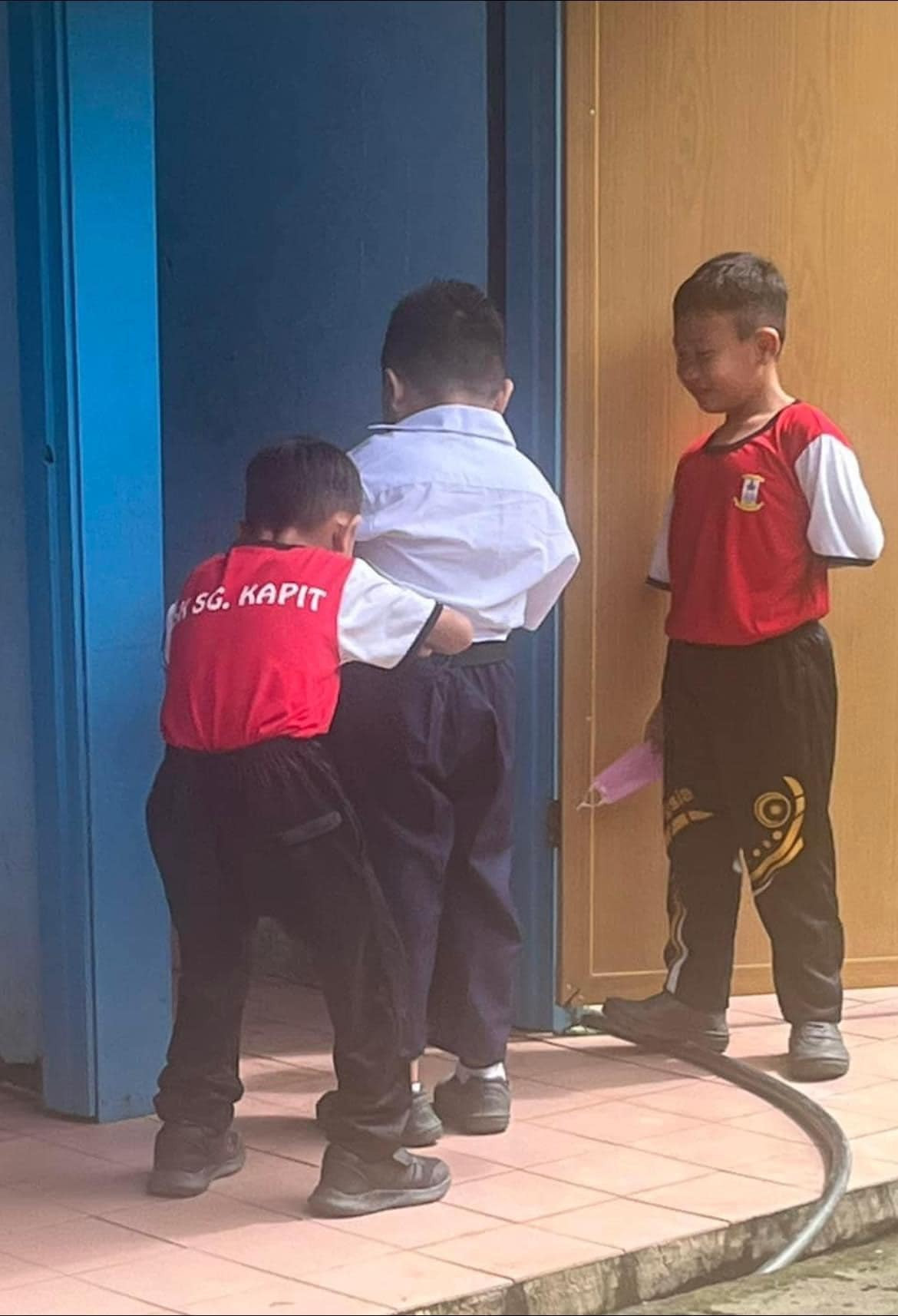 Hành động của hai cậu bé lớp 1 trước cửa nhà vệ sinh khiến dân mạng 'tan chảy' - 2