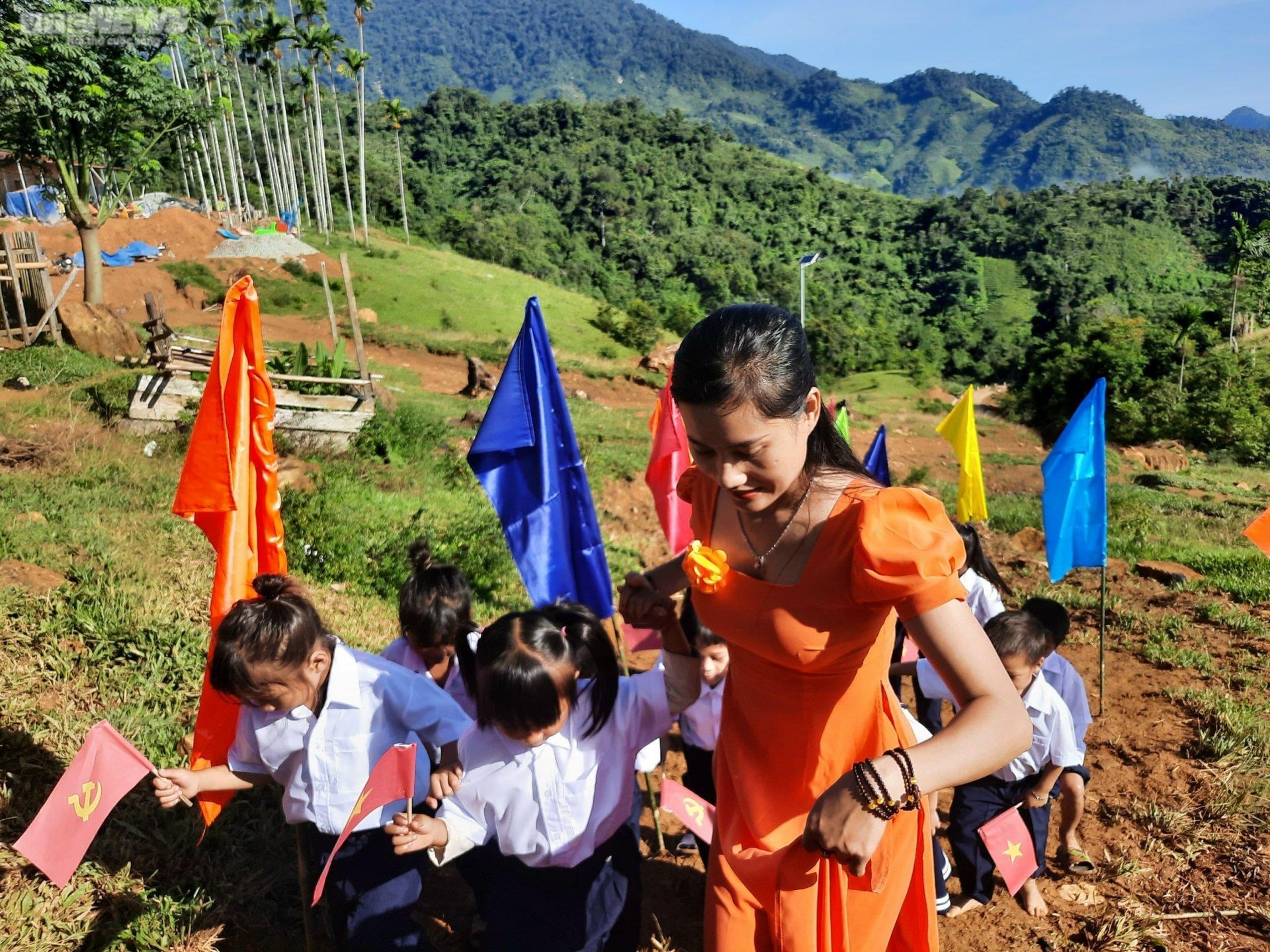 Ngày khai trường bình dị ở rẻo cao Ngọc Linh - 4