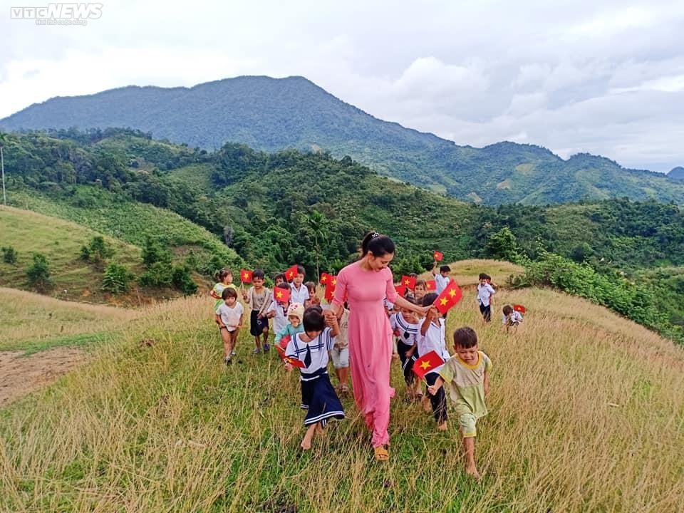 Ngày khai trường bình dị ở rẻo cao Ngọc Linh - 7