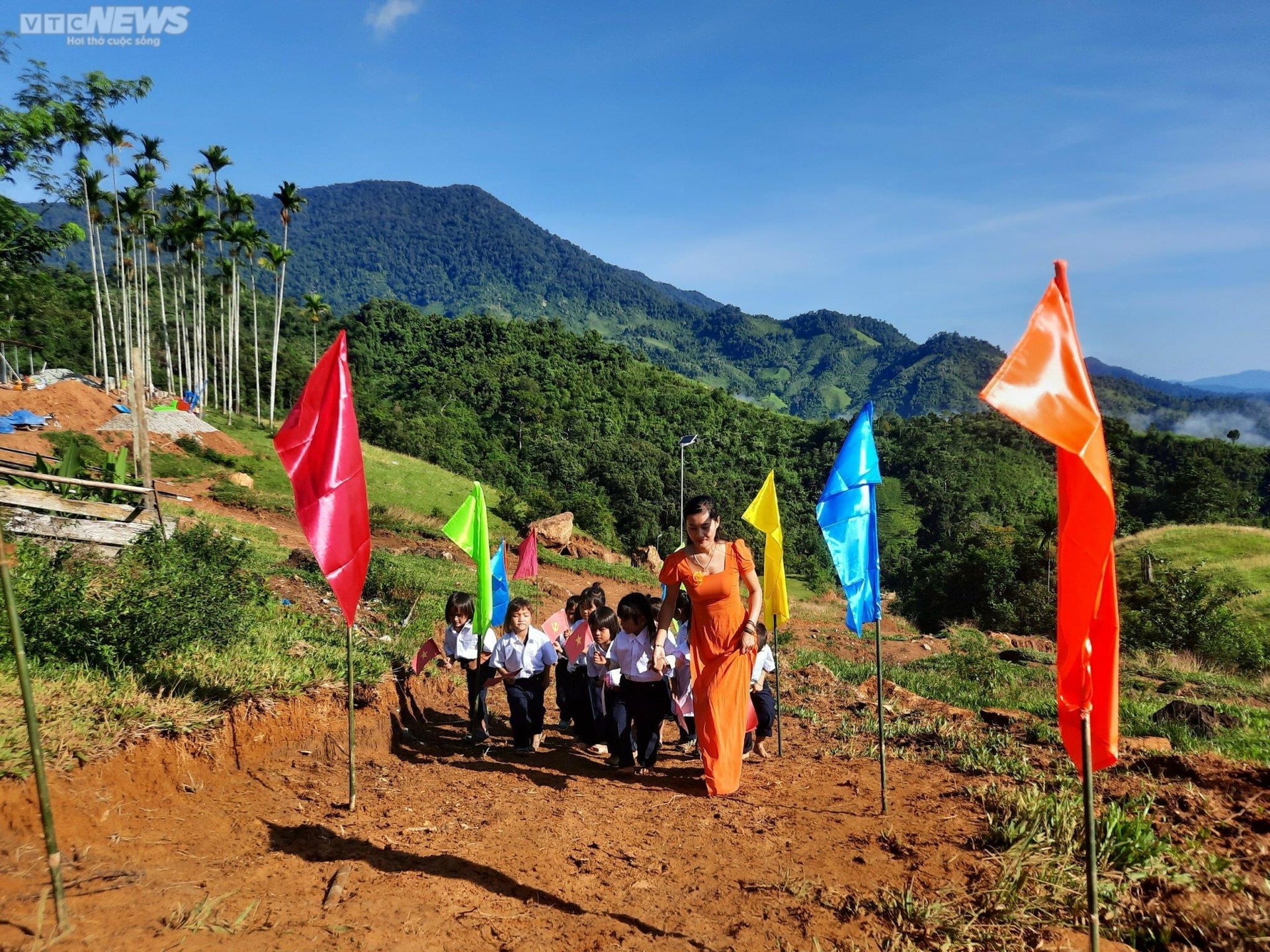 Ngày khai trường bình dị ở rẻo cao Ngọc Linh - 3