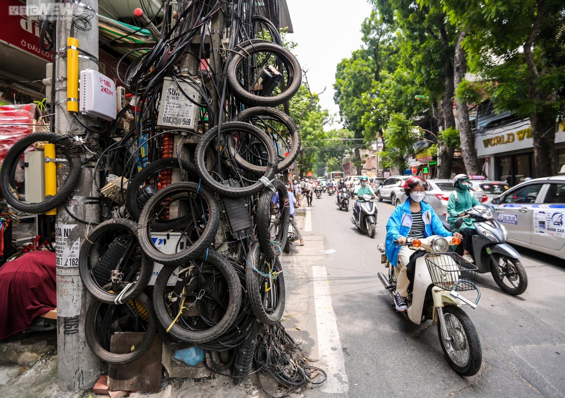 Dây điện, dây viễn thông chằng chịt khắp phố phường, 'bẫy' người đi đường Hà Nội - 3