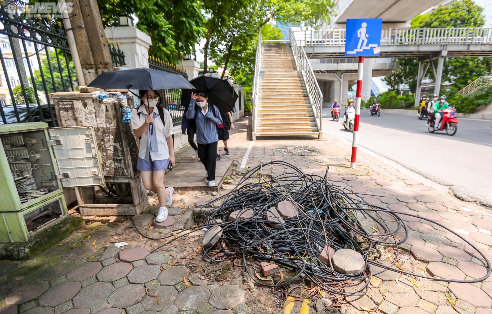 Dây điện, dây viễn thông chằng chịt khắp phố phường, 'bẫy' người đi đường Hà Nội - 11