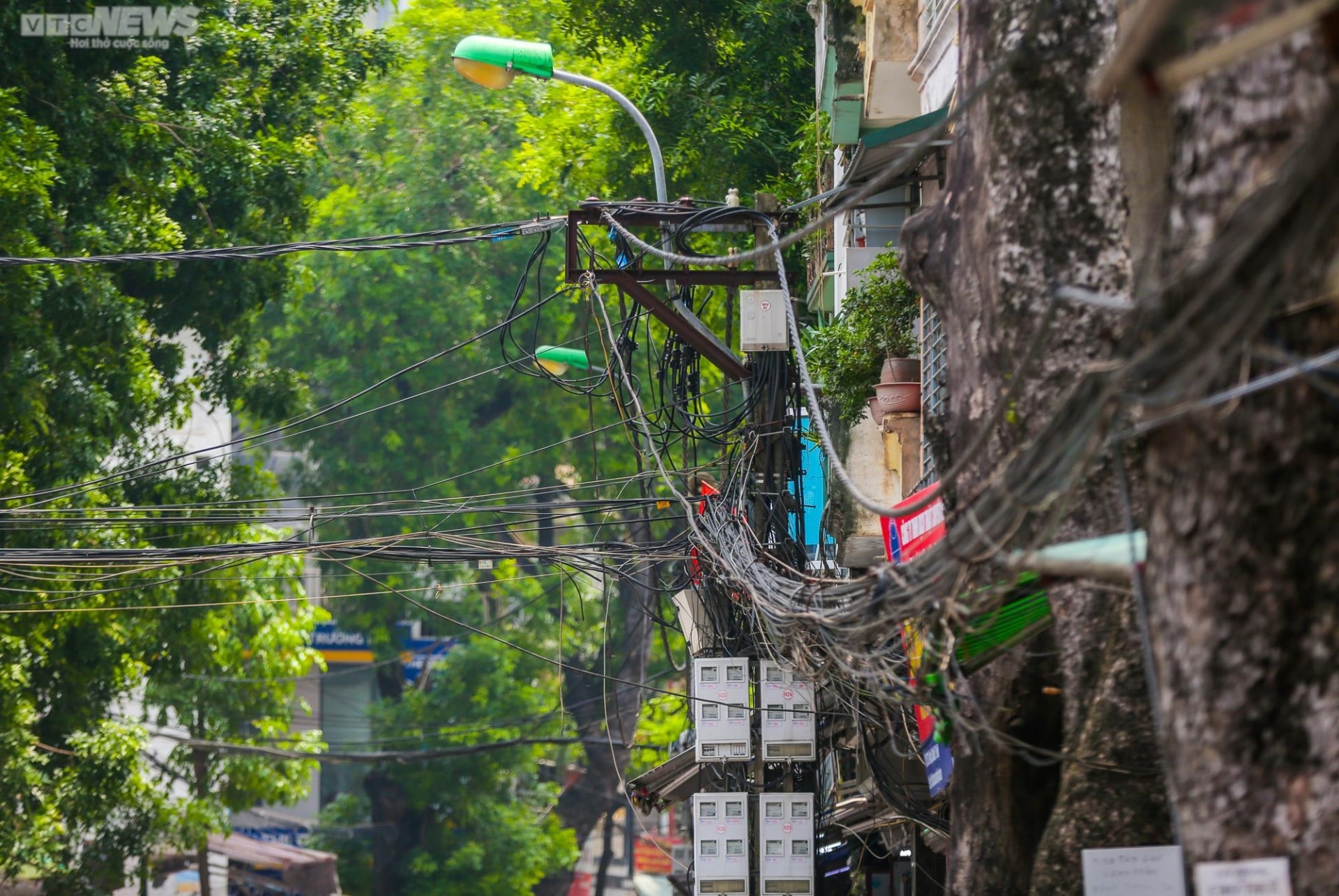 Dây điện, dây viễn thông chằng chịt khắp phố phường, 'bẫy' người đi đường Hà Nội - 2