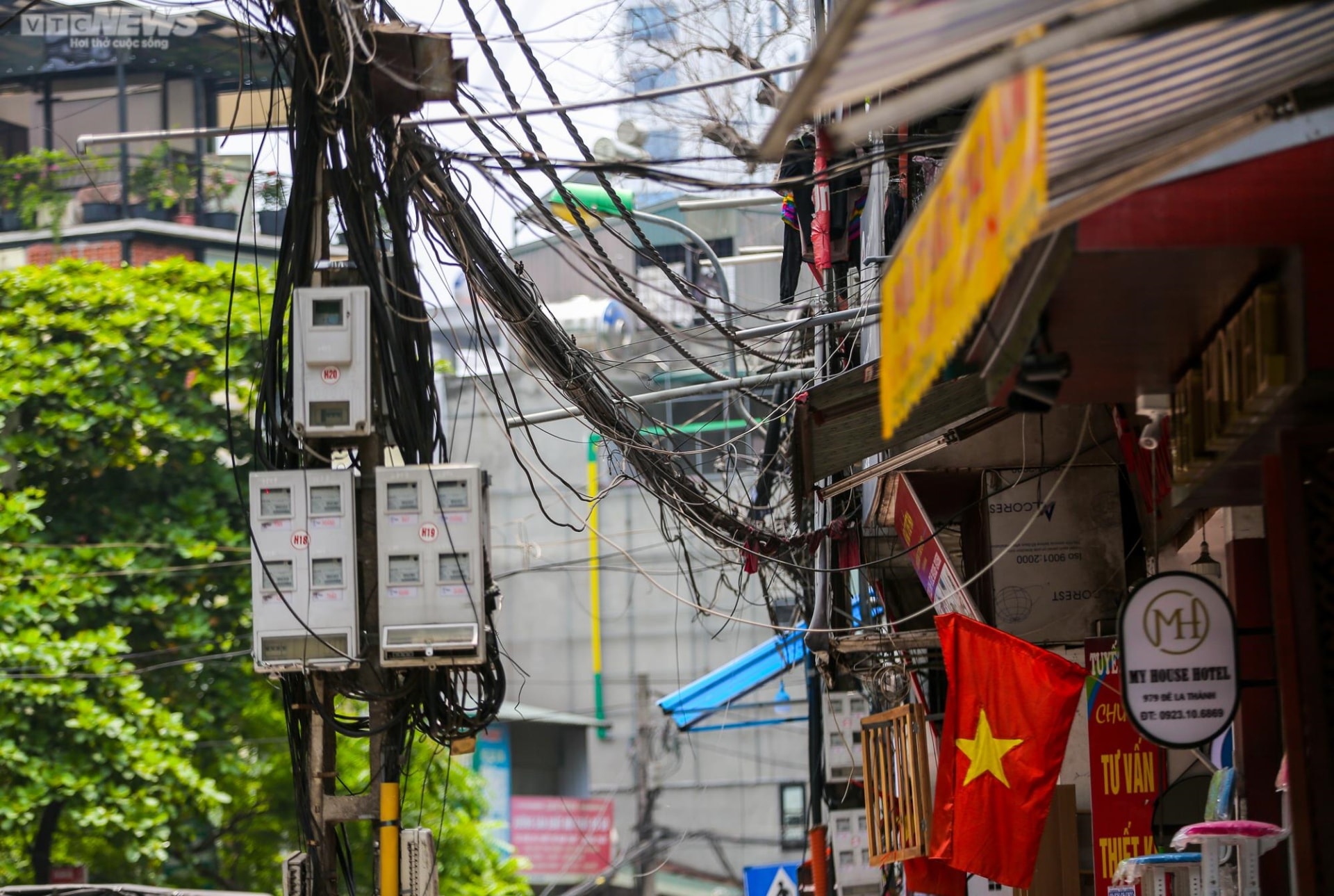 Dây điện, dây viễn thông chằng chịt khắp phố phường, 'bẫy' người đi đường Hà Nội - 13