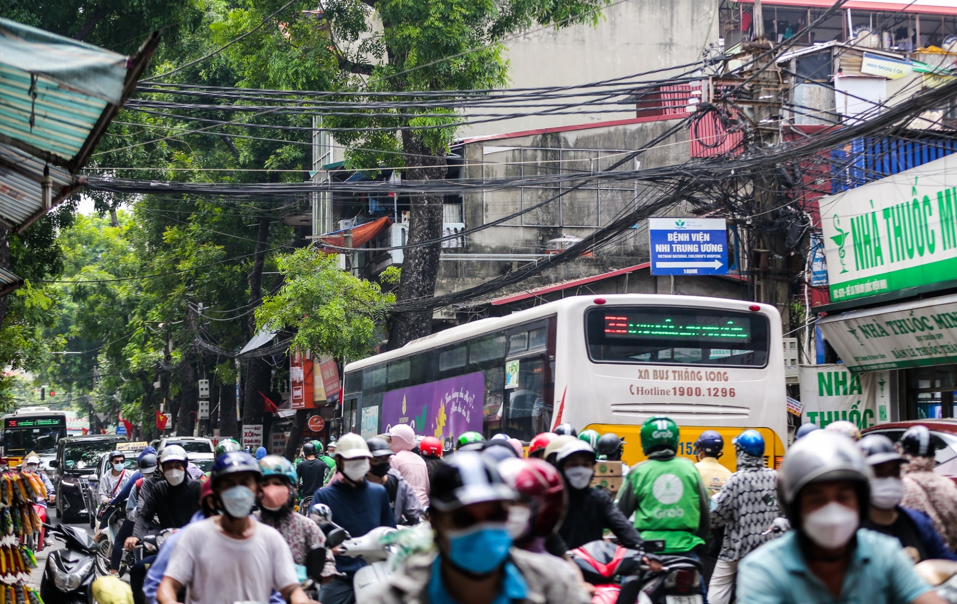 Dây điện, dây viễn thông chằng chịt khắp phố phường, 'bẫy' người đi đường Hà Nội - 1